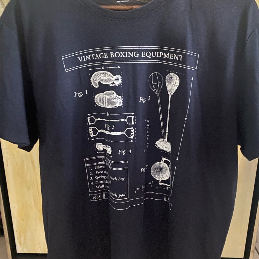 Men’s banana republic vintage boxing T-shirt